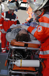 Foto: Helfer versorgen einen Patienten im Einsatzwagen.